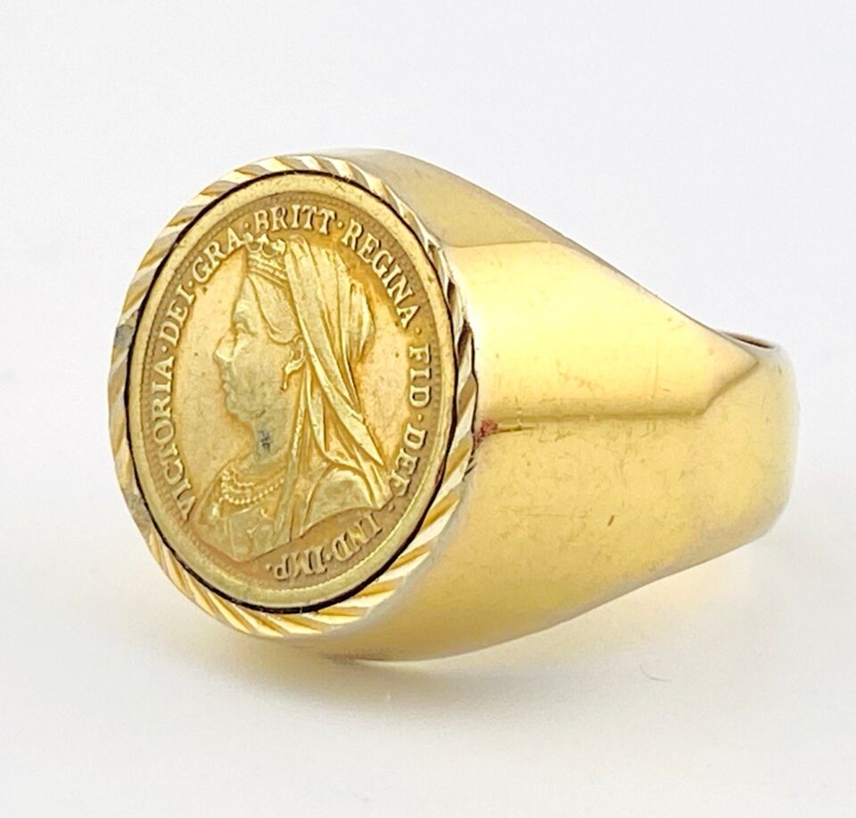 Vintage Men’s Queen Victoria Coin Signet Ring – Gold Toned – Size 11.75