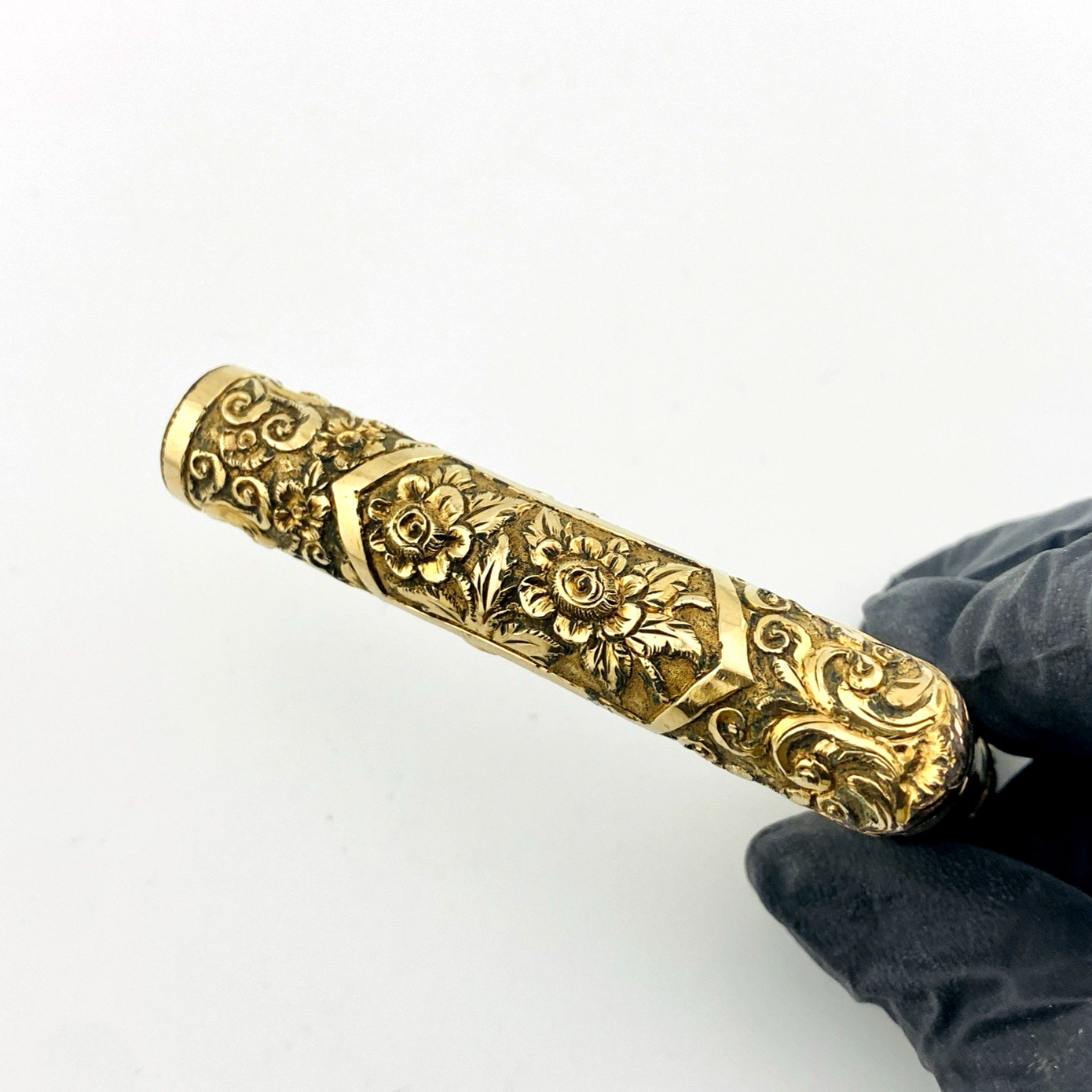 Photo showing the detailed work and expert workmanship on a Lyon Maker cane handle.