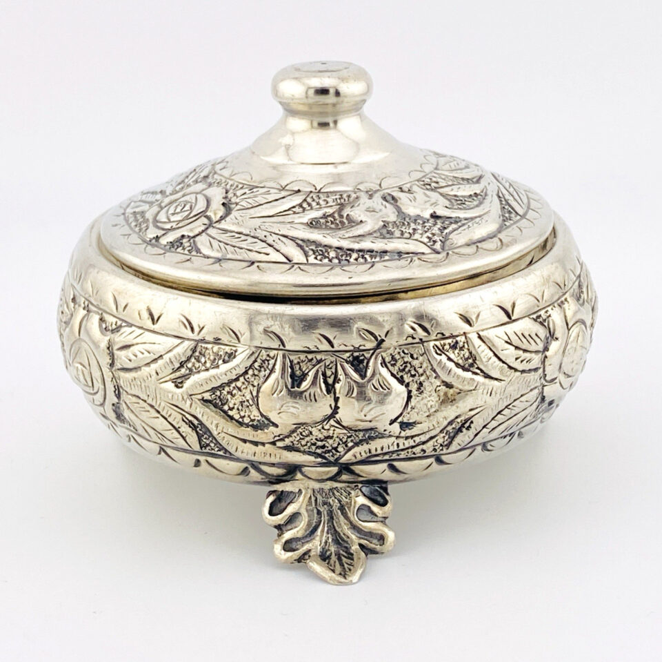 800 Silver Repousse Rose Garland Footed Round Box