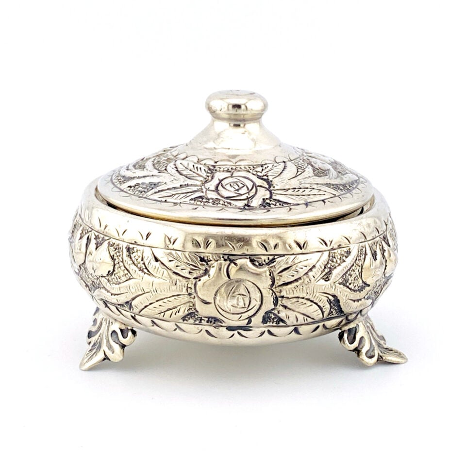 800 Silver Repousse Rose Garland Footed Lidded Round Box 98g