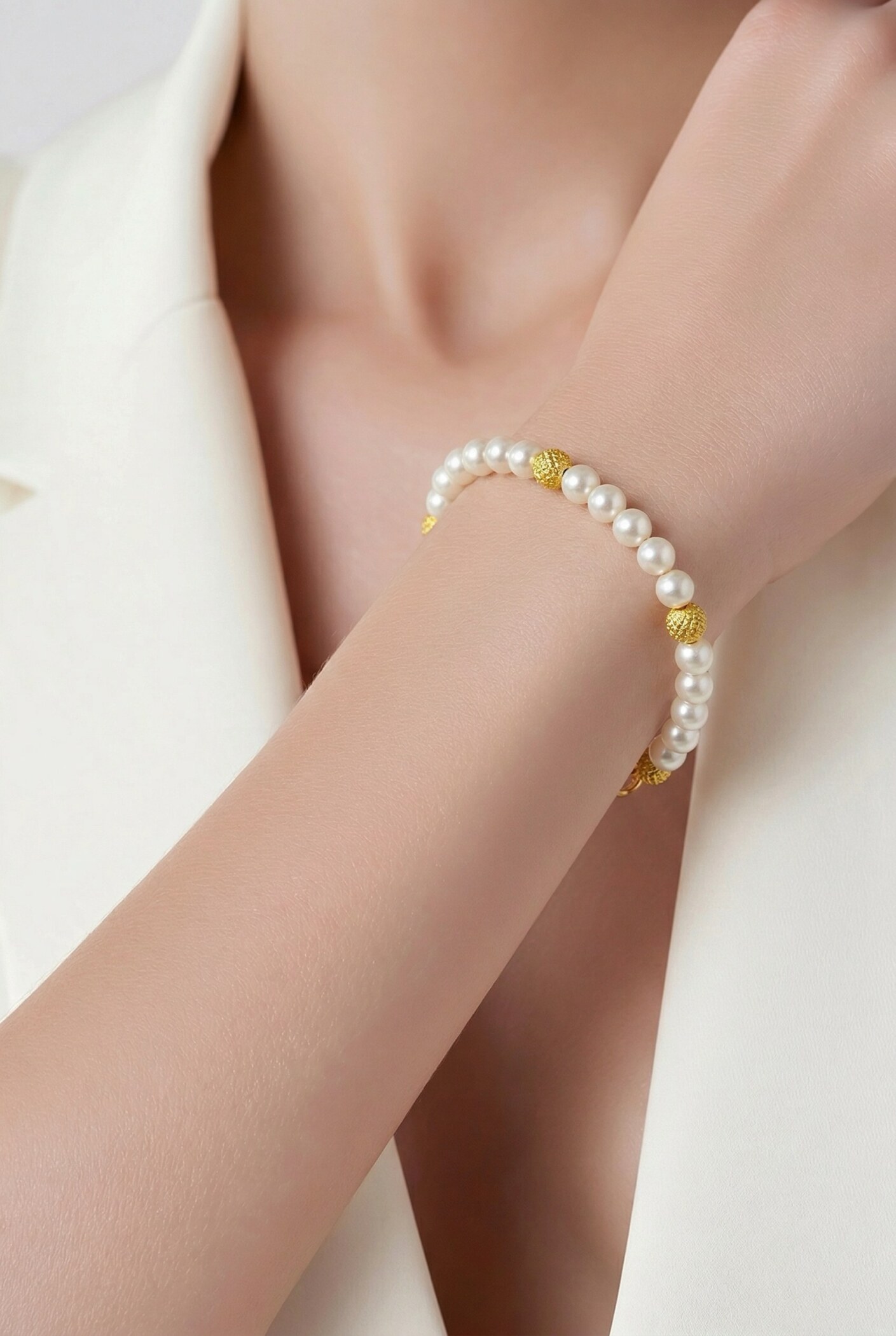14k gold pearl bracelet with cultured freshwater pearls and gold accent beads stackable 7 inch close up