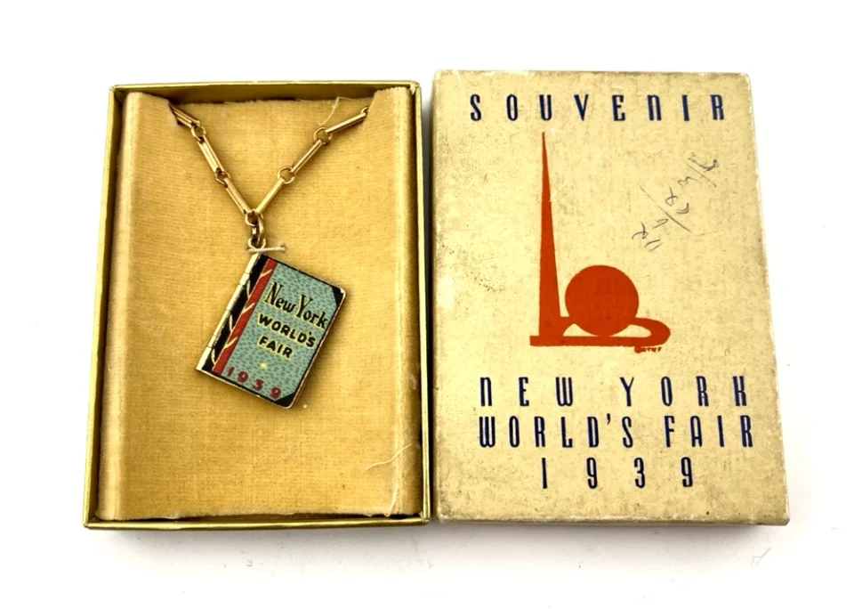 New York World's Fair 1939 Bracelet with Souvenir Album Book Charm in Box 6.5 In