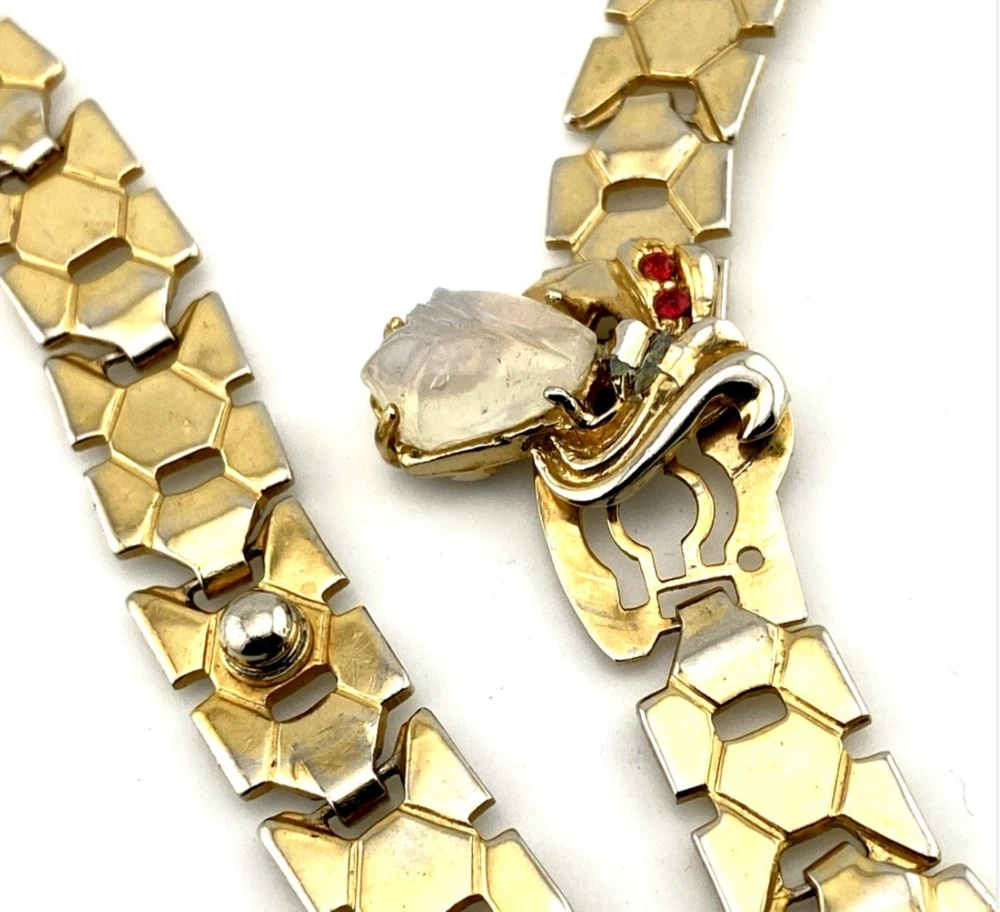 Attributed 1948 Alfred Philippe Trifari honeycomb cravat necklace with moonstone glass clasp