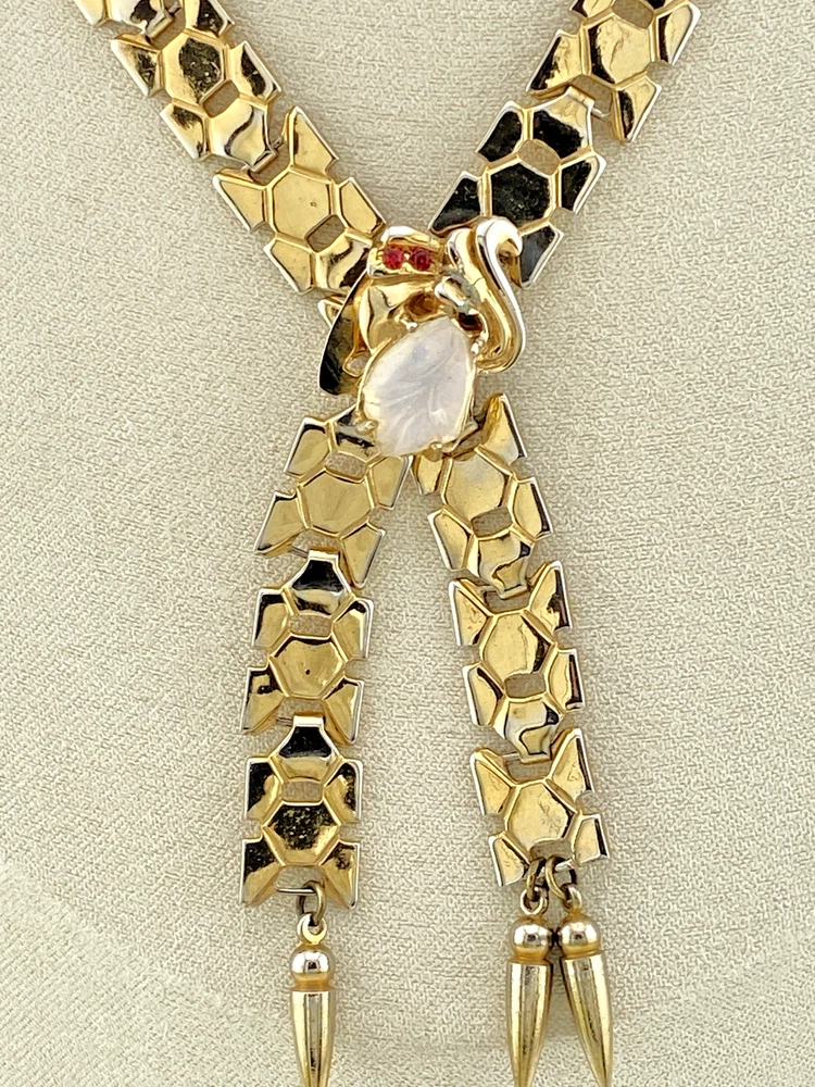 Attributed 1948 Alfred Philippe Trifari honeycomb cravat necklace with moonstone glass clasp