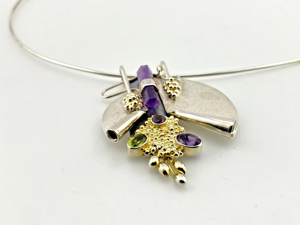 Showing double pointed amethyst crystal detail on late 1980s Modernist sterling silver and gold-vermeil Art-to-Wear pendant necklace with amethyst, garnet and peridot